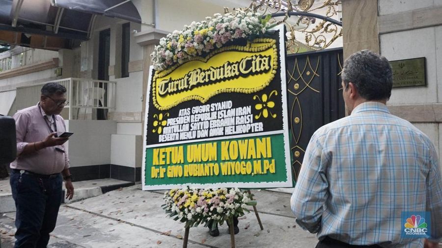 Warga melintas di depan Kedubes Iran, Jakarta, Senin, (20/5/2024). Kedutaan besar, konsulat jenderal dan kantor perwakilan Iran di Indonesia mengibarkan bendera setengah tiang. (CNBC Indonesia/Muhammad Sabki)