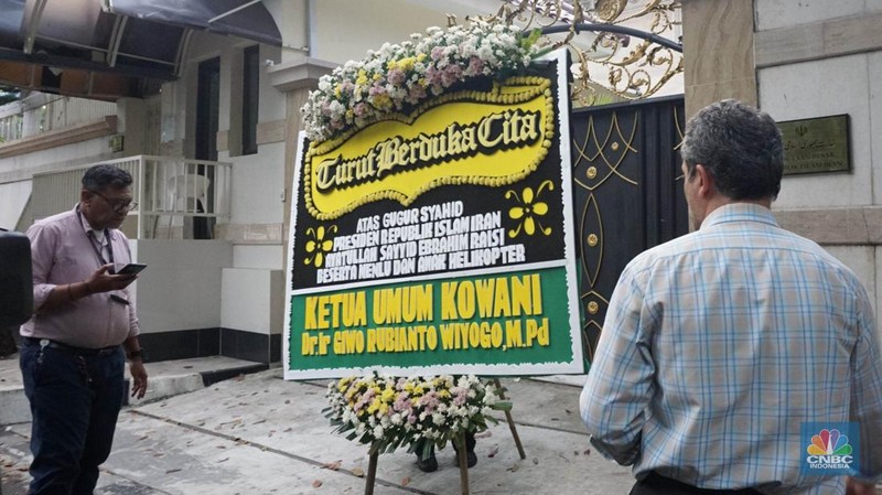 Warga melintas di depan Kedubes Iran, Jakarta, Senin, (20/5/2024). Kedutaan besar, konsulat jenderal dan kantor perwakilan Iran di Indonesia mengibarkan bendera setengah tiang. (CNBC Indonesia/Muhammad Sabki)