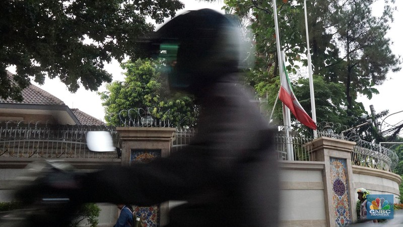 Warga melintas di depan Kedubes Iran, Jakarta, Senin, (20/5/2024). Kedutaan besar, konsulat jenderal dan kantor perwakilan Iran di Indonesia mengibarkan bendera setengah tiang. (CNBC Indonesia/Muhammad Sabki)