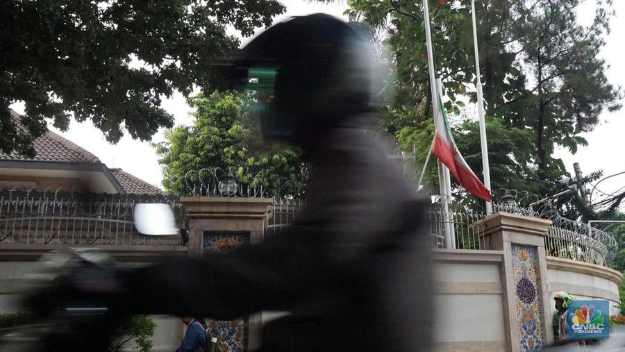 Warga melintas di depan Kedubes Iran, Jakarta, Senin, (20/5/2024). Kedutaan besar, konsulat jenderal dan kantor perwakilan Iran di Indonesia mengibarkan bendera setengah tiang. (CNBC Indonesia/Muhammad Sabki)