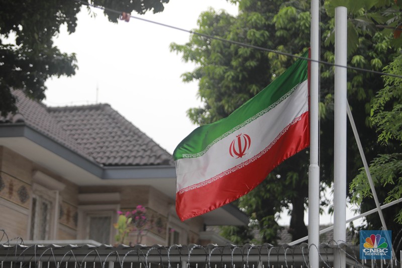 Warga melintas di depan Kedubes Iran, Jakarta, Senin, (20/5/2024). Kedutaan besar, konsulat jenderal dan kantor perwakilan Iran di Indonesia mengibarkan bendera setengah tiang. (CNBC Indonesia/Muhammad Sabki)