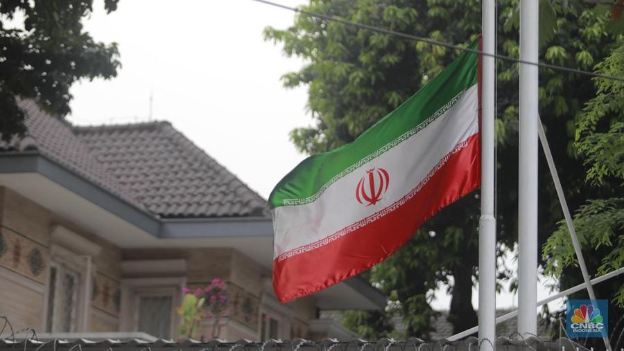 Warga melintas di depan Kedubes Iran, Jakarta, Senin, (20/5/2024). Kedutaan besar, konsulat jenderal dan kantor perwakilan Iran di Indonesia mengibarkan bendera setengah tiang. (CNBC Indonesia/Muhammad Sabki)