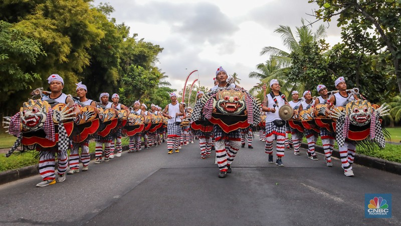 Warga menyaksikan Bali Street Carnival di Bali Collection, ITDC Nusa Dua, Bali, Senin (20/5/2024). Bali Street Carnival yang merupakan rangkaian kegiatan World Water Forum ke-10 menampilkan sederet tarian dan kesenian tradisional khas Bali. (CNBC Indonesia/Faisal Rahman) Warga menyaksikan Bali Street Carnival di Bali Collection, ITDC Nusa Dua, Bali, Senin (20/5/2024). Bali Street Carnival yang merupakan rangkaian kegiatan World Water Forum ke-10 menampilkan sederet tarian dan kesenian tradisional khas Bali. (CNBC Indonesia/Faisal Rahman)