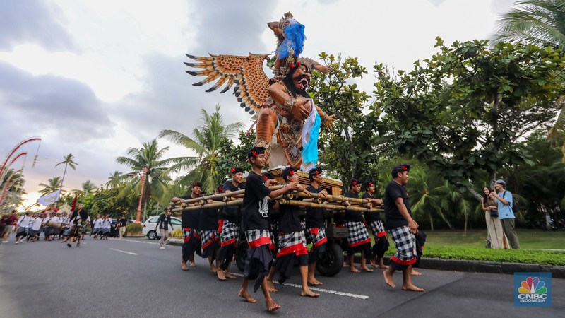 Warga menyaksikan Bali Street Carnival di Bali Collection, ITDC Nusa Dua, Bali, Senin (20/5/2024). Bali Street Carnival yang merupakan rangkaian kegiatan World Water Forum ke-10 menampilkan sederet tarian dan kesenian tradisional khas Bali. (CNBC Indonesia/Faisal Rahman) Warga menyaksikan Bali Street Carnival di Bali Collection, ITDC Nusa Dua, Bali, Senin (20/5/2024). Bali Street Carnival yang merupakan rangkaian kegiatan World Water Forum ke-10 menampilkan sederet tarian dan kesenian tradisional khas Bali. (CNBC Indonesia/Faisal Rahman)