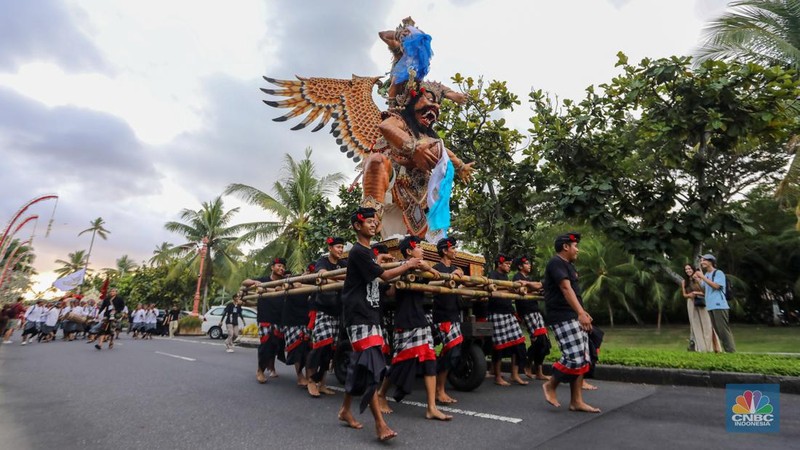 Warga menyaksikan Bali Street Carnival di Bali Collection, ITDC Nusa Dua, Bali, Senin (20/5/2024). Bali Street Carnival yang merupakan rangkaian kegiatan World Water Forum ke-10 menampilkan sederet tarian dan kesenian tradisional khas Bali. (CNBC Indonesia/Faisal Rahman)