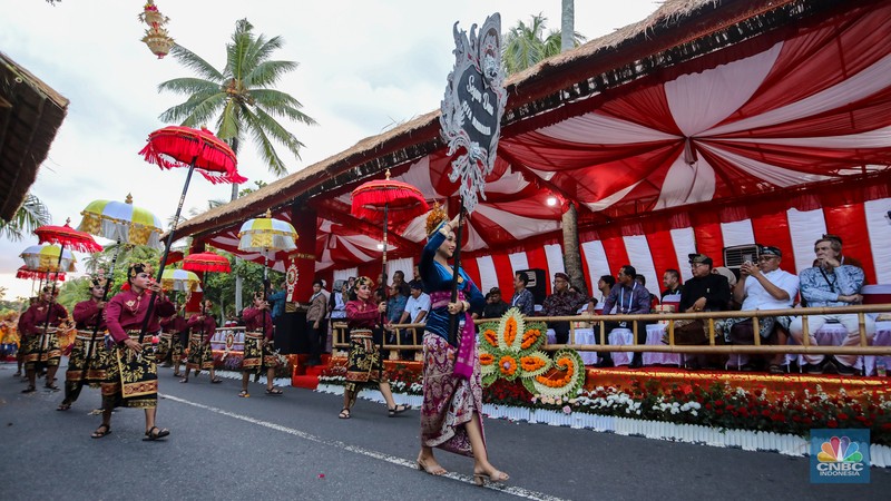 Warga menyaksikan Bali Street Carnival di Bali Collection, ITDC Nusa Dua, Bali, Senin (20/5/2024). Bali Street Carnival yang merupakan rangkaian kegiatan World Water Forum ke-10 menampilkan sederet tarian dan kesenian tradisional khas Bali. (CNBC Indonesia/Faisal Rahman) Warga menyaksikan Bali Street Carnival di Bali Collection, ITDC Nusa Dua, Bali, Senin (20/5/2024). Bali Street Carnival yang merupakan rangkaian kegiatan World Water Forum ke-10 menampilkan sederet tarian dan kesenian tradisional khas Bali. (CNBC Indonesia/Faisal Rahman)
