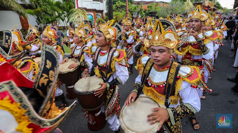 Warga menyaksikan Bali Street Carnival di Bali Collection, ITDC Nusa Dua, Bali, Senin (20/5/2024). Bali Street Carnival yang merupakan rangkaian kegiatan World Water Forum ke-10 menampilkan sederet tarian dan kesenian tradisional khas Bali. (CNBC Indonesia/Faisal Rahman) Warga menyaksikan Bali Street Carnival di Bali Collection, ITDC Nusa Dua, Bali, Senin (20/5/2024). Bali Street Carnival yang merupakan rangkaian kegiatan World Water Forum ke-10 menampilkan sederet tarian dan kesenian tradisional khas Bali. (CNBC Indonesia/Faisal Rahman)
