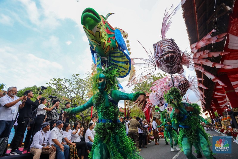 Warga menyaksikan Bali Street Carnival di Bali Collection, ITDC Nusa Dua, Bali, Senin (20/5/2024). Bali Street Carnival yang merupakan rangkaian kegiatan World Water Forum ke-10 menampilkan sederet tarian dan kesenian tradisional khas Bali. (CNBC Indonesia/Faisal Rahman) Warga menyaksikan Bali Street Carnival di Bali Collection, ITDC Nusa Dua, Bali, Senin (20/5/2024). Bali Street Carnival yang merupakan rangkaian kegiatan World Water Forum ke-10 menampilkan sederet tarian dan kesenian tradisional khas Bali. (CNBC Indonesia/Faisal Rahman)