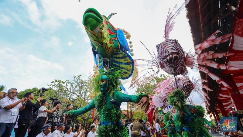 Warga menyaksikan Bali Street Carnival di Bali Collection, ITDC Nusa Dua, Bali, Senin (20/5/2024). Bali Street Carnival yang merupakan rangkaian kegiatan World Water Forum ke-10 menampilkan sederet tarian dan kesenian tradisional khas Bali. (CNBC Indonesia/Faisal Rahman)