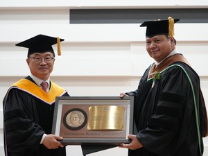 Menko Perekonomian Airlangga Hartarto Dapat Gelar Doktor HC dari Kampus Korsel