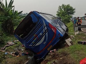 Bus Mendadak Mati Mesin hingga Terperosok di Tol Merak, 8 Orang Terluka