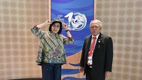 Gaya Sri Mulyani Pakai Topi Lusuh Menteri Basuki di World Water Forum