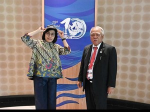 Gaya Sri Mulyani Pakai Topi Lusuh Menteri Basuki di World Water Forum