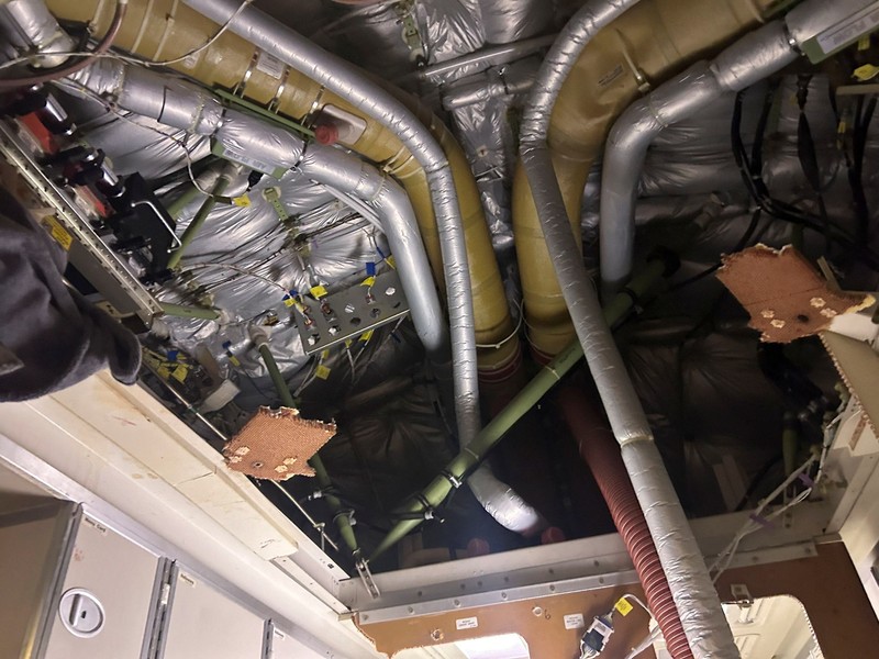 Pesawat Boeing 777-300ER milik Singapore Airlines, penerbangan SQ321 dari Heathrow terlihat di landasan setelah meminta pendaratan darurat di bandara Internasional Suvarnabhumi Bangkok, Thailand, Selasa, 21 Mei 2024. (AP/Pongsakorn Rodphai) Pesawat Boeing 777-300ER milik Singapore Airlines, penerbangan SQ321 dari Heathrow terlihat di landasan setelah meminta pendaratan darurat di bandara Internasional Suvarnabhumi Bangkok, Thailand, Selasa, 21 Mei 2024. (AP/Pongsakorn Rodphai)