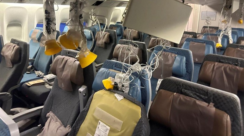 Pesawat Boeing 777-300ER milik Singapore Airlines, penerbangan SQ321 dari Heathrow terlihat di landasan setelah meminta pendaratan darurat di bandara Internasional Suvarnabhumi Bangkok, Thailand, Selasa, 21 Mei 2024. (AP/Pongsakorn Rodphai)