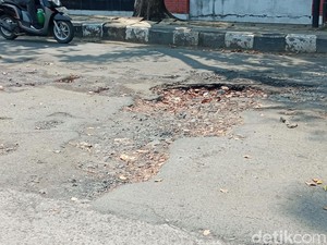Kerusakan Jalan di Kawasan Bima Cirebon Ancam Keselamatan Pengendara