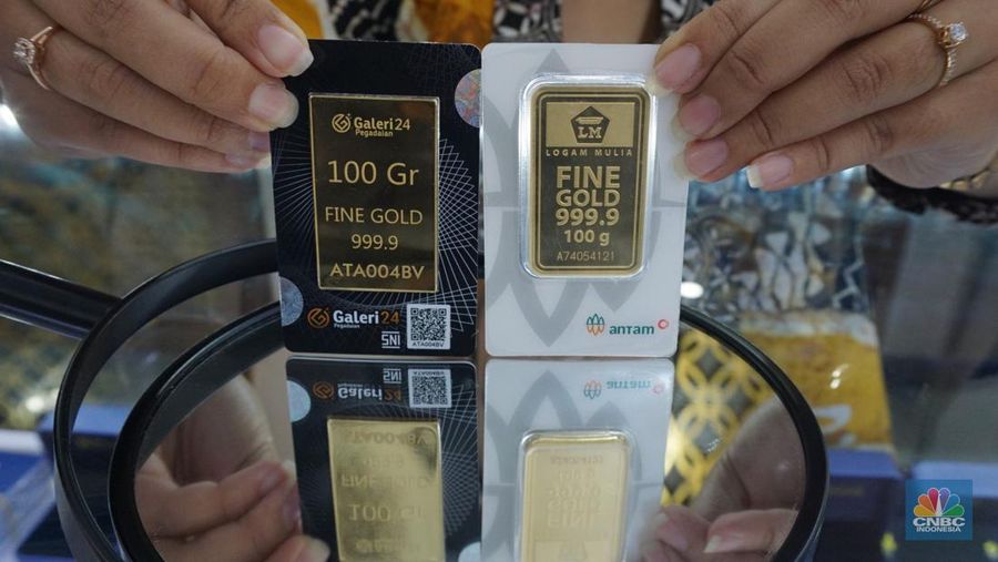 Karyawati menunjukkan emas PT Aneka Tambang Tbk. (Antam) di salah satu gallery penjualan emas di Jakarta, Selasa (21/5). (CNBC Indonesia/Muhammad Sabki)