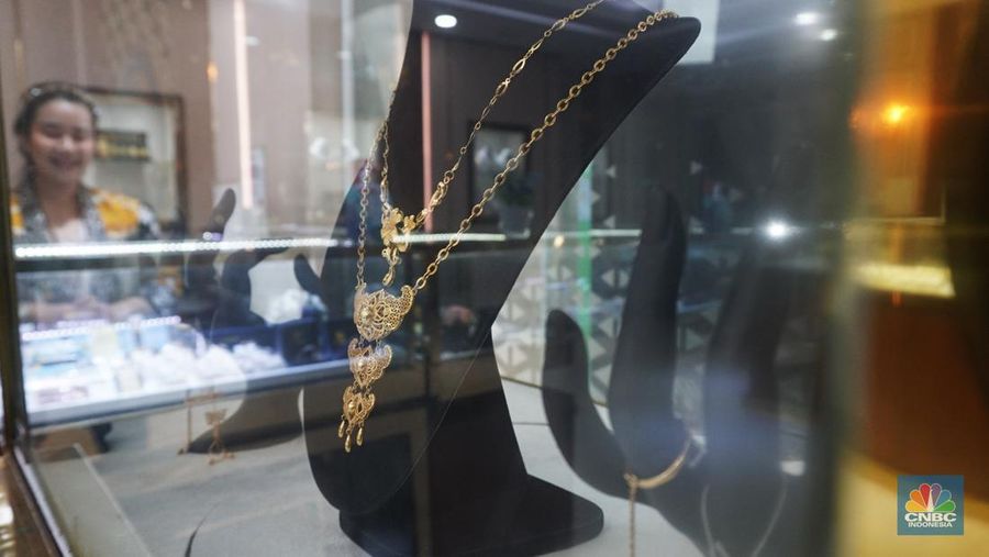 Karyawati menunjukkan emas PT Aneka Tambang Tbk. (Antam) di salah satu gallery penjualan emas di Jakarta, Selasa (21/5). (CNBC Indonesia/Muhammad Sabki)