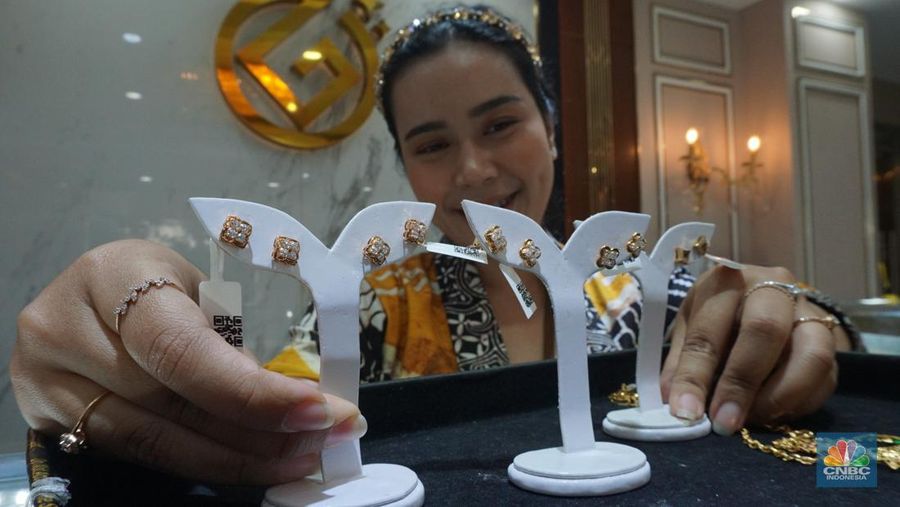 Karyawati menunjukkan emas PT Aneka Tambang Tbk. (Antam) di salah satu gallery penjualan emas di Jakarta, Selasa (21/5). (CNBC Indonesia/Muhammad Sabki)