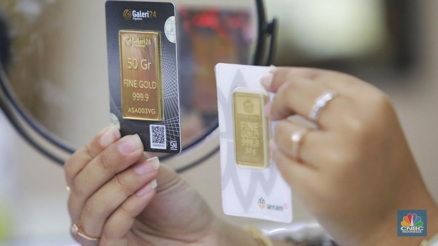 Karyawati menunjukkan emas PT Aneka Tambang Tbk. (Antam) di salah satu gallery penjualan emas di Jakarta, Selasa (21/5). (CNBC Indonesia/Muhammad Sabki)