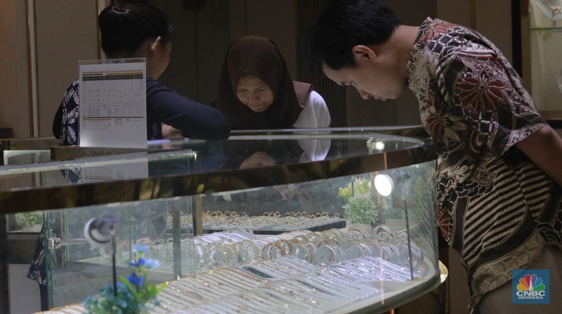 Karyawati menunjukkan emas PT Aneka Tambang Tbk. (Antam) di salah satu gallery penjualan emas di Jakarta, Selasa (21/5). (CNBC Indonesia/Muhammad Sabki) Karyawati menunjukkan emas PT Aneka Tambang Tbk. (Antam) di salah satu gallery penjualan emas di Jakarta, Selasa (21/5). (CNBC Indonesia/Muhammad Sabki)
