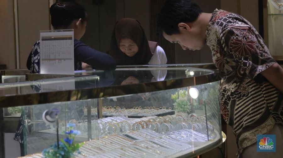Karyawati menunjukkan emas PT Aneka Tambang Tbk. (Antam) di salah satu gallery penjualan emas di Jakarta, Selasa (21/5). (CNBC Indonesia/Muhammad Sabki)