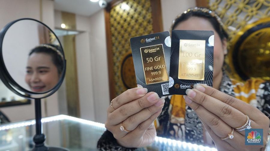 Karyawati menunjukkan emas PT Aneka Tambang Tbk. (Antam) di salah satu gallery penjualan emas di Jakarta, Selasa (21/5). (վ/Muhammad Sabki)