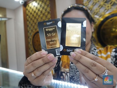 Karyawati menunjukkan emas PT Aneka Tambang Tbk. (Antam) di salah satu gallery penjualan emas di Jakarta, Selasa (21/5). (CNBC Indonesia/Muhammad Sabki)