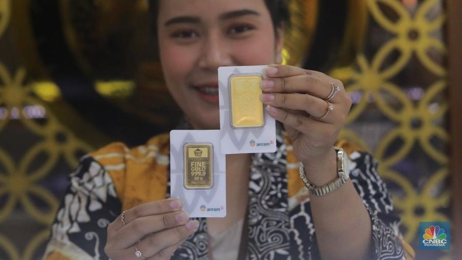 Karyawati menunjukkan emas PT Aneka Tambang Tbk. (Antam) di salah satu gallery penjualan emas di Jakarta, Selasa (21/5). (²©²ÊÍøÕ¾/Muhammad Sabki)