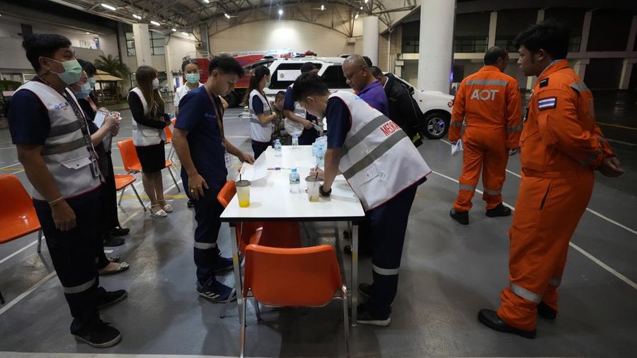 Anggota tim penyelamat berdiskusi setelah penerbangan London-Singapura dialihkan ke Bangkok akibat turbulensi parah, di Bangkok, Thailand, Selasa, 21 Mei 2024. (AP Photo/Sakchai Lalit)