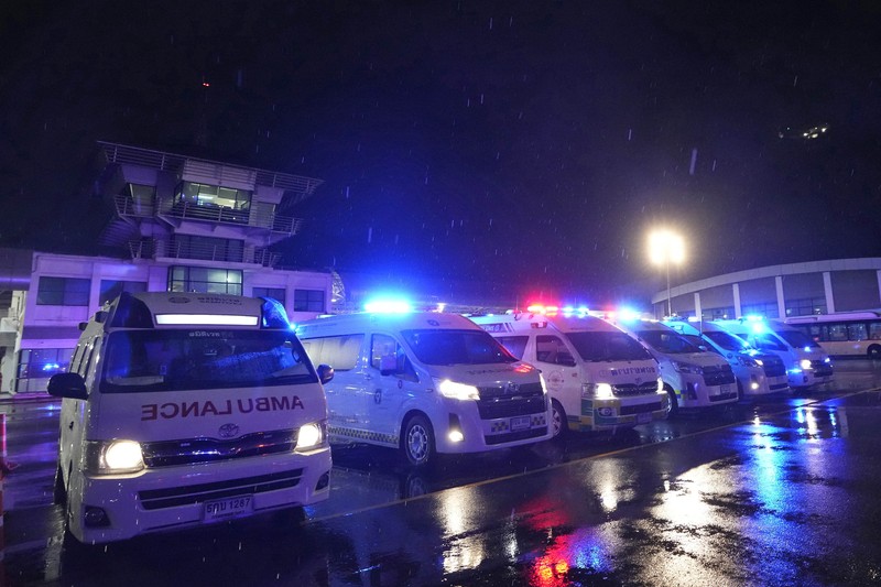 Pesawat Boeing 777-300ER milik Singapore Airlines, penerbangan SQ321 dari Heathrow terlihat di landasan setelah meminta pendaratan darurat di bandara Internasional Suvarnabhumi Bangkok, Thailand, Selasa, 21 Mei 2024. (AP/Pongsakorn Rodphai)