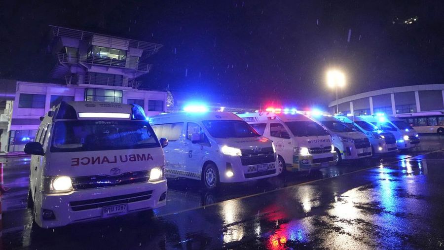Pesawat Boeing 777-300ER milik Singapore Airlines, penerbangan SQ321 dari Heathrow terlihat di landasan setelah meminta pendaratan darurat di bandara Internasional Suvarnabhumi Bangkok, Thailand, Selasa, 21 Mei 2024. (AP/Pongsakorn Rodphai)