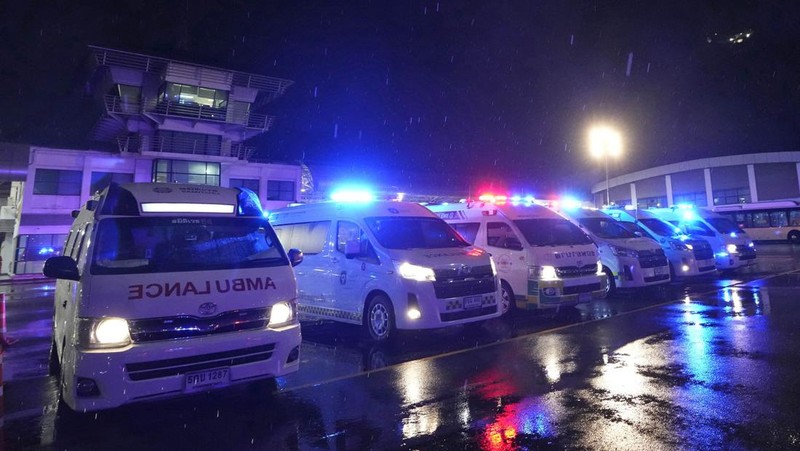 Pesawat Boeing 777-300ER milik Singapore Airlines, penerbangan SQ321 dari Heathrow terlihat di landasan setelah meminta pendaratan darurat di bandara Internasional Suvarnabhumi Bangkok, Thailand, Selasa, 21 Mei 2024. (AP/Pongsakorn Rodphai)