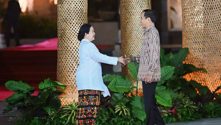 Ketua DPR RI, Puan Maharani bersalaman dengan Presiden Joko Widodo saat menghadiri Welcoming Dinner dalam World Water Forum ke-10 di Garuda Wisnu Kencana, Bali Pada Minggu (19/5/2024). (Instagram @puanmaharaniri)