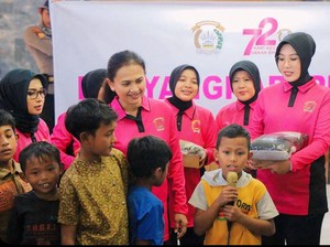 Ketum Bhayangkari Beri Bantuan ke Pengungsi Banjir Sumbar, Hibur Anak-anak