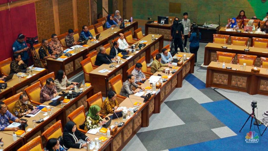 Komisi X DPR RI menggelar rapat kerja dengan Menteri Pendidikan, Kebudayaan, Riset, dan Teknologi (Mendikbudristek) Nadiem Makarim pada Selasa, (21/5/2024). (վ/Rosseno Aji Nugroho)