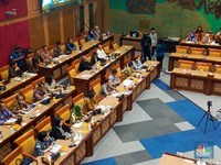 Ngomong Kuliah Itu Tersier, Anak Buah Nadiem Jadi 'Buronan' DPR!