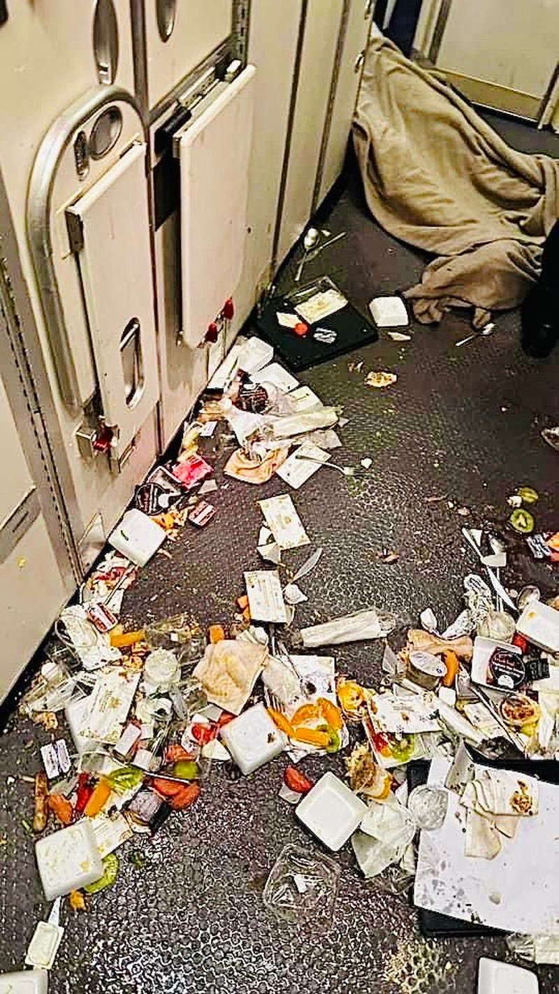 Pesawat Boeing 777-300ER milik Singapore Airlines, penerbangan SQ321 dari Heathrow terlihat di landasan setelah meminta pendaratan darurat di bandara Internasional Suvarnabhumi Bangkok, Thailand, Selasa, 21 Mei 2024. (AP/Pongsakorn Rodphai)