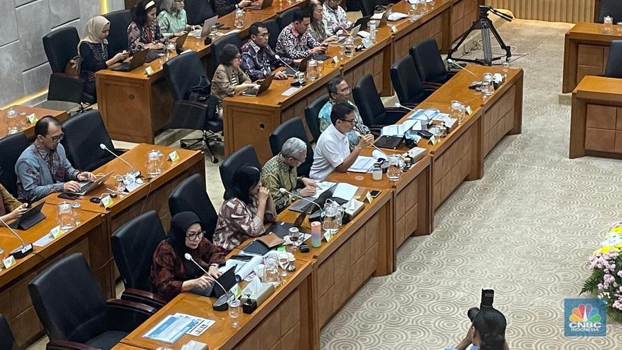 Menteri Kesehatan Budi Gunadi Sadikin menghadiri rapat kerja dengan Komisi IX DPR di ruang rapat Komisi IX DPR, Jakarta, Selasa (21/5/2024). (վ/Rindi Salsabilla)