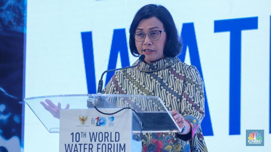 Menteri Keuangan, Sri Mulyani menyampaikan pemaparan saat diskusi panel di Bali International Convention Center (BICC), Nusa Dua, Bali, Selasa (21/5/2024). (CNBC Indonesia/Faisal Rahman)