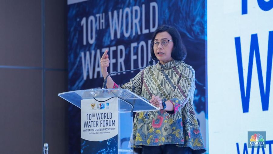 Menteri Keuangan, Sri Mulyani menyampaikan pemaparan saat menghadiri sesi diskusi panel saat berlangsungnya World Water Forum ke-10 di Bali International Convention Center (BICC), Nusa Dua, Bali, Selasa (21/5/2024). (CNBC Indonesia/Faisal Rahman)