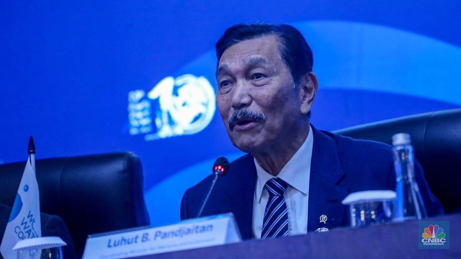 Menteri Koordinator Maritim dan Investasi (Menkomarves), Luhut Binsar Pandjaitan memberikan keterangan saat konferensi  di Bali Nusa Dua Convention Center (BNDCC), Nusa Dua, Bali, Selasa (21/5/2024). (CNBC Indonesia/Faisal Rahman)