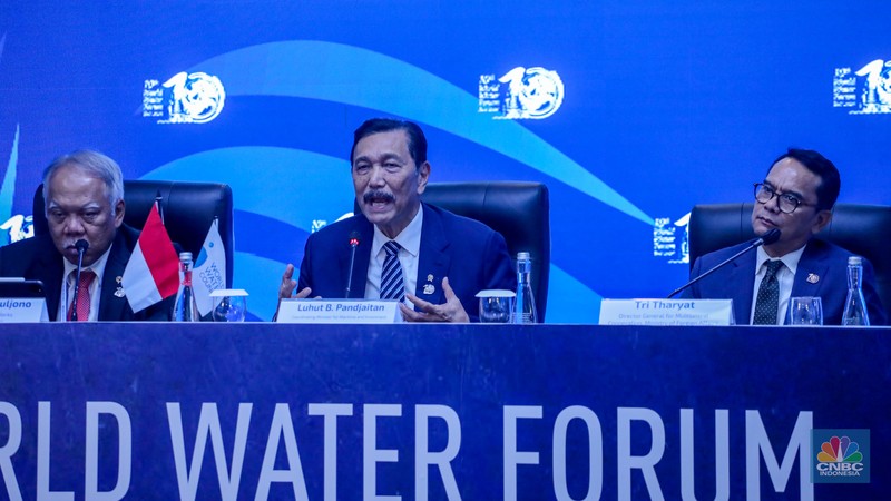 Presiden Joko Widodo bertemu dengan CEO SpaceX dan Tesla, Elon Musk, di sela-sela Konferensi Tingkat Tinggi (KTT) World Water Forum ke-10 yang berlangsung di Bali International Convention Center (BICC), Kabupaten Badung, Provinsi Bali pada Senin, 20 Mei 2024. Presiden Jokowi dan Elon Musk antara lain membahas akselerasi transformasi digital di Indonesia hingga potensi pengembangan investasi di Indonesia. (Dok: Biro Pers Sekretariat Presiden RI) Presiden Joko Widodo bertemu dengan CEO SpaceX dan Tesla, Elon Musk, di sela-sela Konferensi Tingkat Tinggi (KTT) World Water Forum ke-10 yang berlangsung di Bali International Convention Center (BICC), Kabupaten Badung, Provinsi Bali pada Senin, 20 Mei 2024. Presiden Jokowi dan Elon Musk antara lain membahas akselerasi transformasi digital di Indonesia hingga potensi pengembangan investasi di Indonesia. (Dok: Biro Pers Sekretariat Presiden RI)