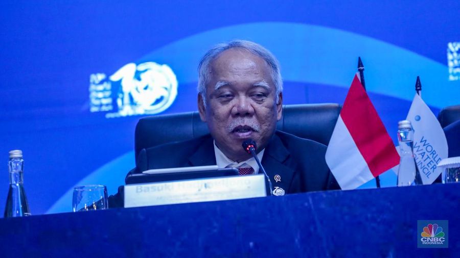 MenterI PUPR Basuki Hadimuljono memberikan keterangan saat konferensi  di Bali Nusa Dua Convention Center (BNDCC), Nusa Dua, Bali, Selasa (21/5/2024). (CNBC Indonesia/Faisal Rahman)