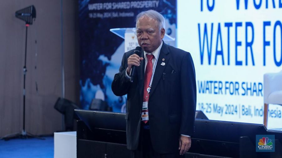 Menteri PUPR, Basuki Hadimuljono menyampaikan pemaparan saat diskusi panel di Bali International Convention Center (BICC), Nusa Dua, Bali, Selasa (21/5/2024). (վ/Faisal Rahman)
