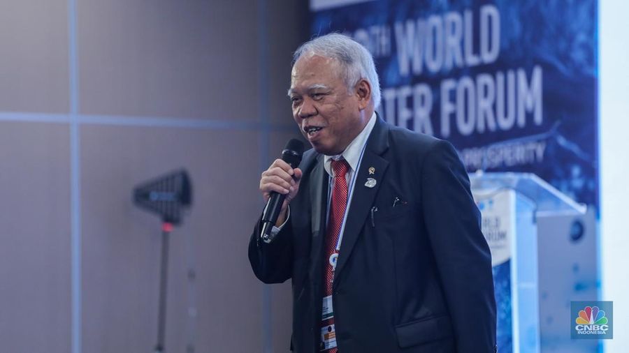 Menteri PUPR, Basuki Hadimuljono menyampaikan pemaparan saat diskusi panel di Bali International Convention Center (BICC), Nusa Dua, Bali, Selasa (21/5/2024). (CNBC Indonesia/Faisal Rahman)