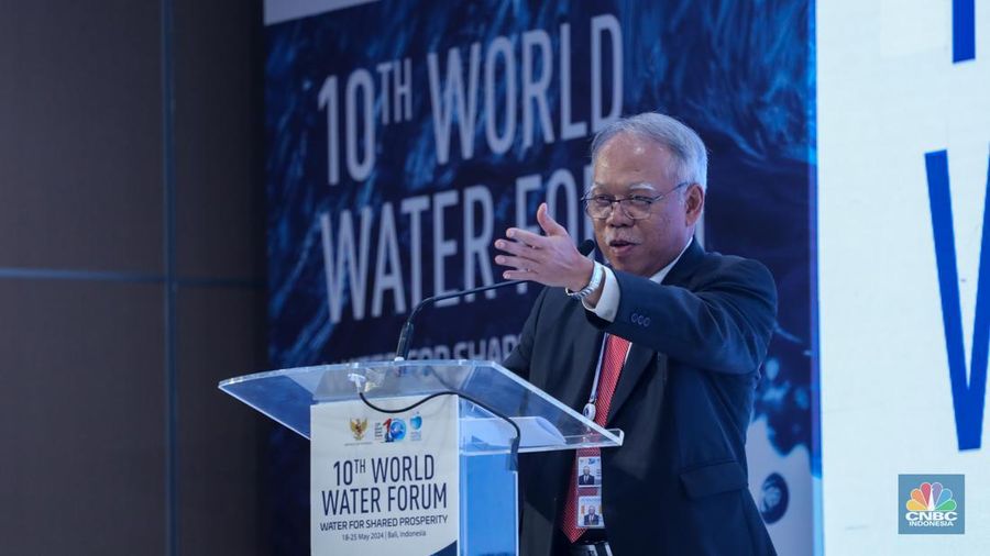 Menteri PUPR Basuki Hadimuljono menyampaikan pemaparan saat menghadiri sesi diskusi panel saat berlangsungnya World Water Forum ke-10 di Bali International Convention Center (BICC), Nusa Dua, Bali, Selasa (21/5/2024). (CNBC Indonesia/Faisal Rahman)
