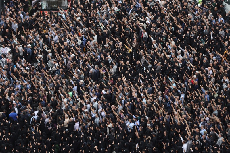 Orang-orang berkumpul untuk berduka atas meninggalnya mendiang Presiden Iran Ebrahim Raisi, di Teheran, Iran 20 Mei 2024. (Majid Asgaripour/WANA (West Asia News Agency) via REUTERS)