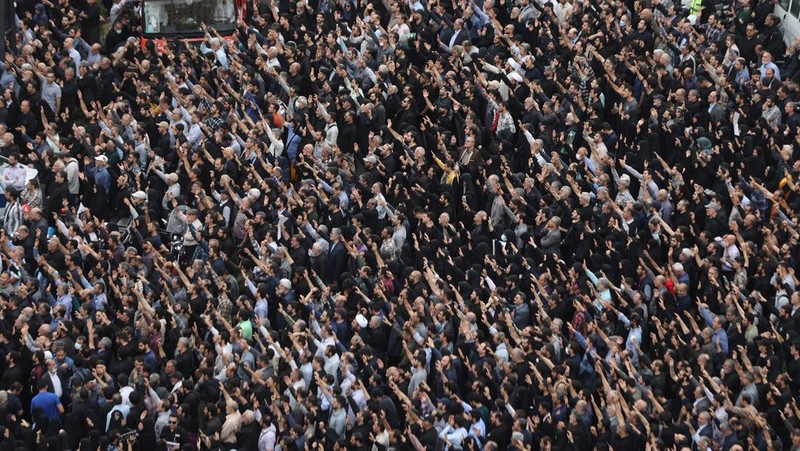 Orang-orang berkumpul untuk berduka atas meninggalnya mendiang Presiden Iran Ebrahim Raisi, di Teheran, Iran 20 Mei 2024. (Majid Asgaripour/WANA (West Asia News Agency) via REUTERS)