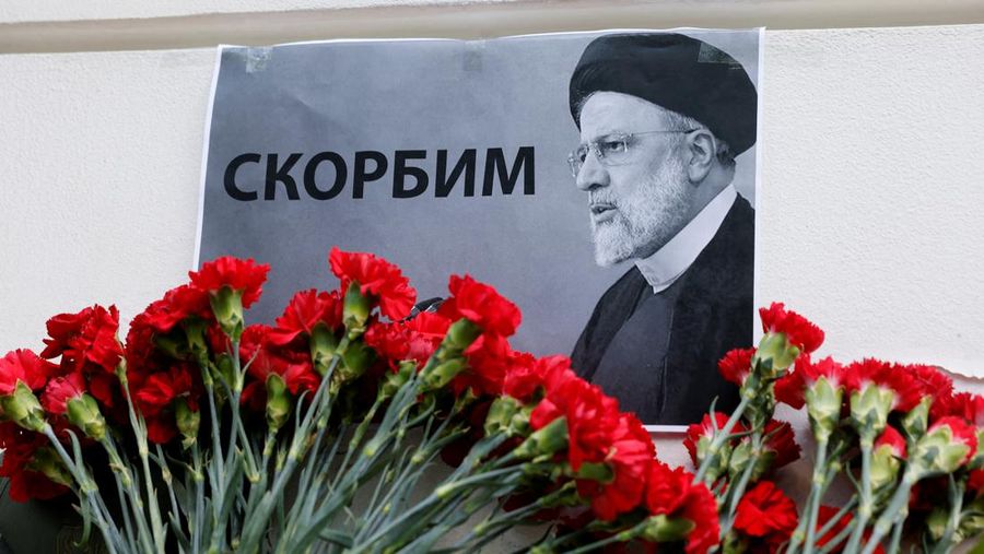 Pemandangan menunjukkan bunga di luar kedutaan Iran ditempatkan untuk memberi penghormatan kepada Presiden Iran Ebrahim Raisi, Menteri Luar Negeri Hossein Amirabdollahian dan korban lain dari kecelakaan helikopter baru-baru ini di daerah pegunungan dekat perbatasan Iran dengan Azerbaijan, di Moskow, Rusia, 20 Mei 2024. A plakat bergambar Presiden Iran Ebrahim Raisi bertuliskan: Pemandangan menunjukkan bunga di luar kedutaan Iran ditempatkan untuk memberi penghormatan kepada Presiden Iran Ebrahim Raisi, Menteri Luar Negeri Hossein Amirabdollahian dan korban lain dari kecelakaan helikopter baru-baru ini di daerah pegunungan dekat perbatasan Iran dengan Azerbaijan, di Moskow, Rusia, 20 Mei 2024. A plakat bergambar Presiden Iran Ebrahim Raisi bertuliskan: